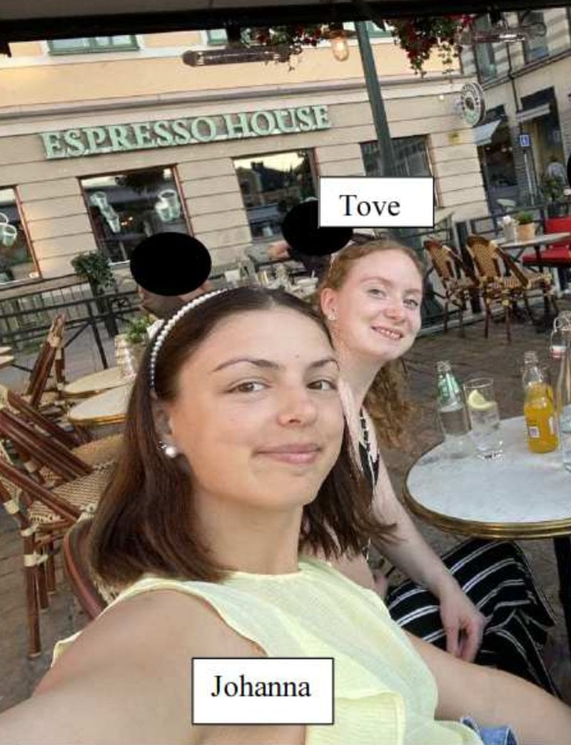 Tove och Johanna på ett fik i Vetlanda. Foto: Polisen